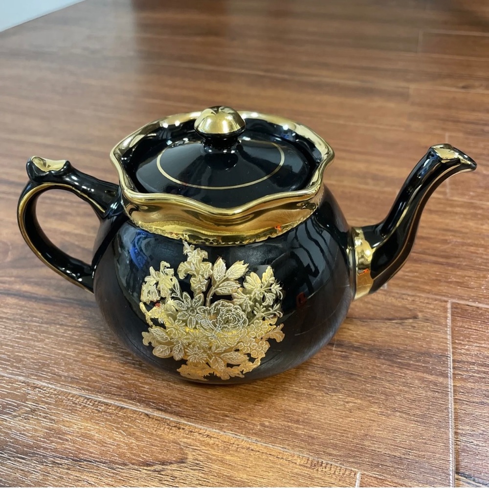 Vintage Arthur Wood Teapot, Black and Gold
Teapot, 1954's Tea Pot